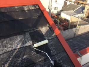 スレート屋根の下塗り作業