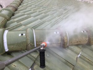 屋根を高圧洗浄で綺麗にしていきます