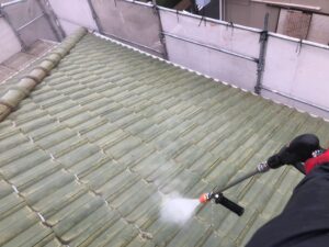 屋根を高圧洗浄で綺麗にしていきます