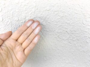 外壁の「チョーキング現象」とは？原因と対処法を解説