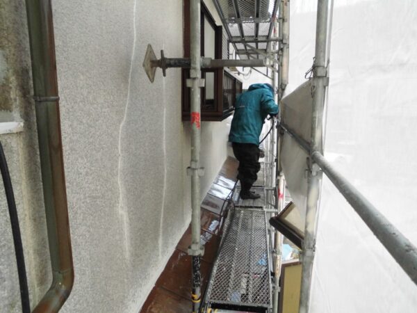 八尾市にて行った外壁のひび割れ補修、外壁塗装の様子