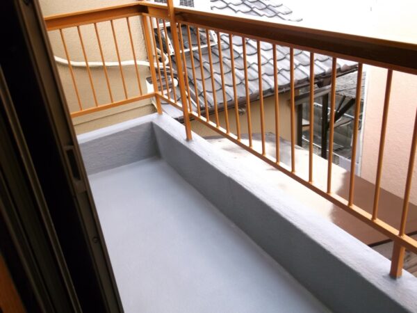 八尾市にて行った防水塗装の様子。