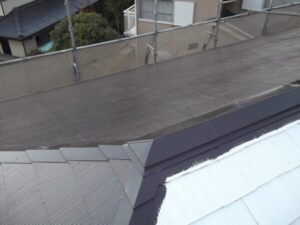 八尾市にて外壁塗装・屋根塗装・付帯部塗装＜玄関扉＞　上塗りの様子