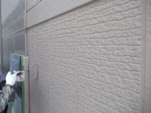 八尾市にて外壁塗装・屋根塗装・付帯部塗装＜玄関扉＞下塗りの様子