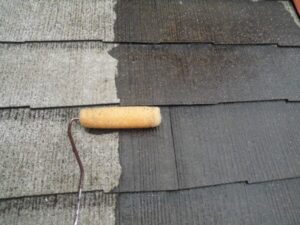 八尾市にて行った外壁塗装・屋根塗装　　屋根の下塗り工程の様子