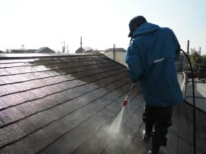 八尾市にて行った外壁塗装・屋根塗装の様子　高圧洗浄の作業様子