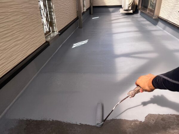 八尾市にて行ったベランダFRP防水トップコート　塗装の様子